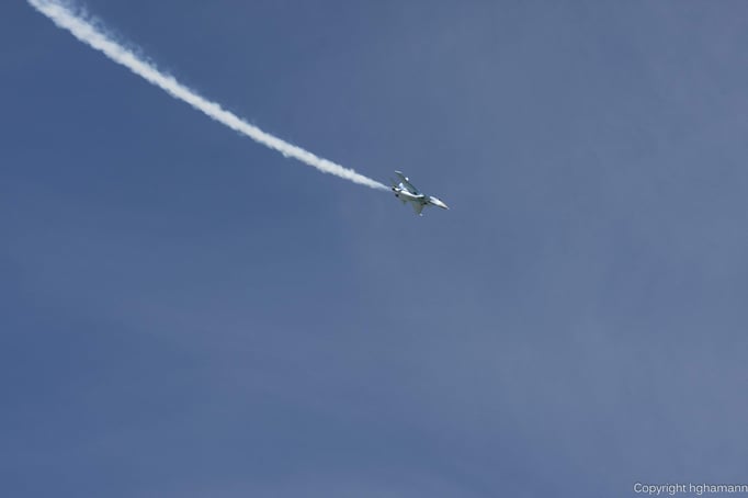 Der Rauch zeichnet schön den Flugweg nach