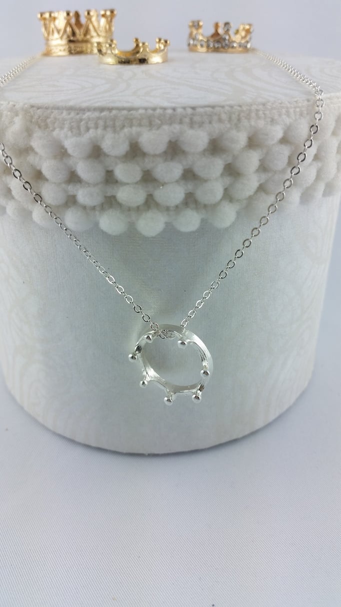 Krone an Silberkette