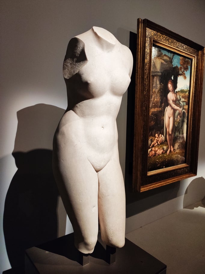 Torse du type de l'Aphrodite de Cnide -IIe siècle après le Christ - (en arrière plan, Léda debout)