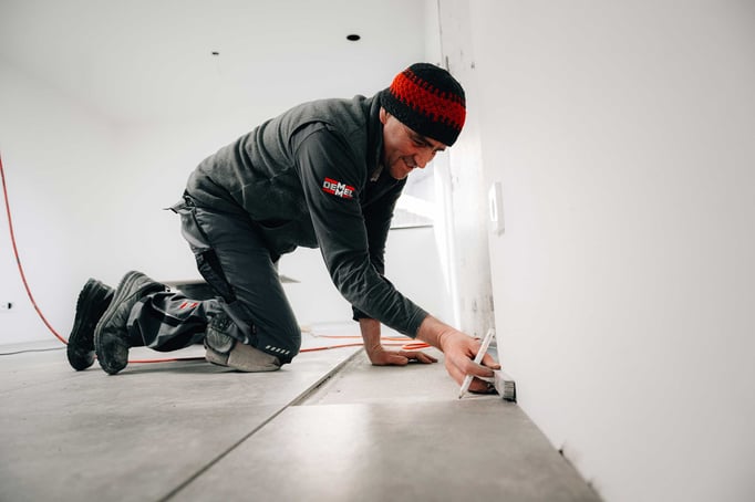 Fachliches Verlegen von Fliesen