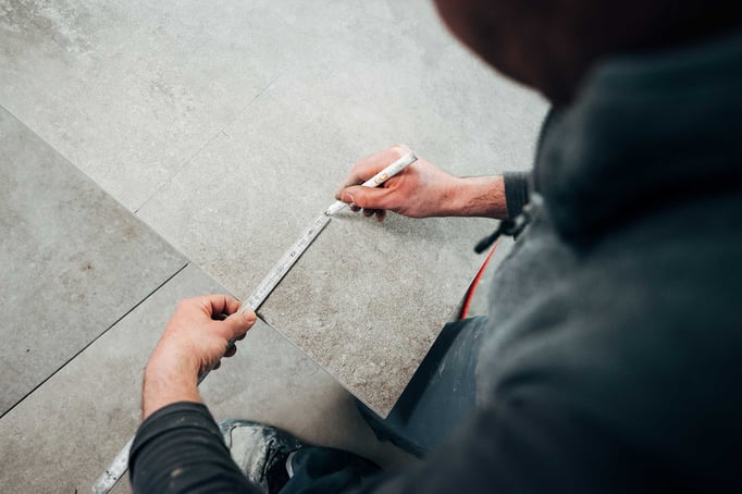 Fachliches Verlegen von Fliesen