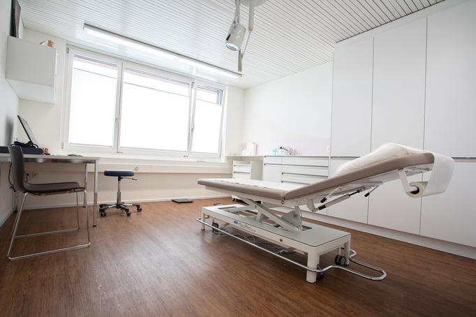 Behandlungszimmer Arztpraxis Malters, Dres. med. Martin und Hans Bühlmann