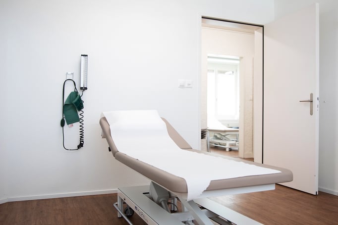 Behandlungszimmer Arztpraxis Malters, Dres. med. Martin und Hans Bühlmann