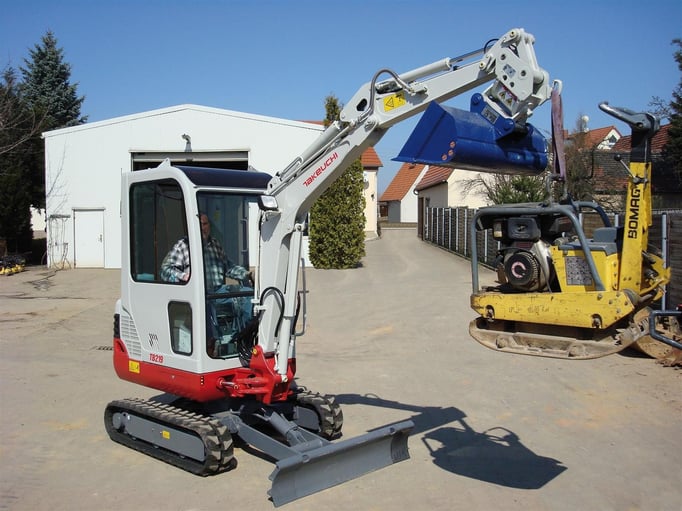 Bild: Takeuchi TB 219 Minibagger mit Lasthaken