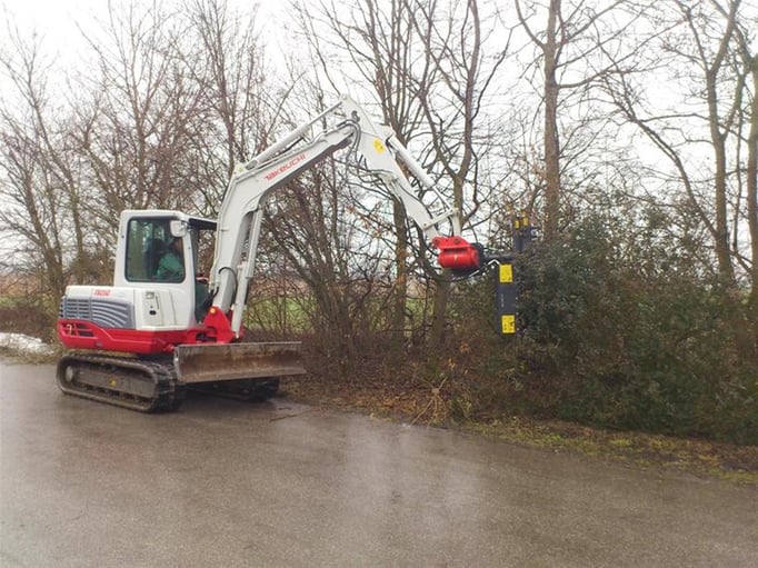 Bild: Takeuchi Bagger TB 250 mit angebauter Astschere