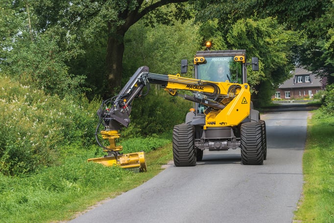 Bild: Mecalac Teleskoplader AS 900 mit Mähwerk