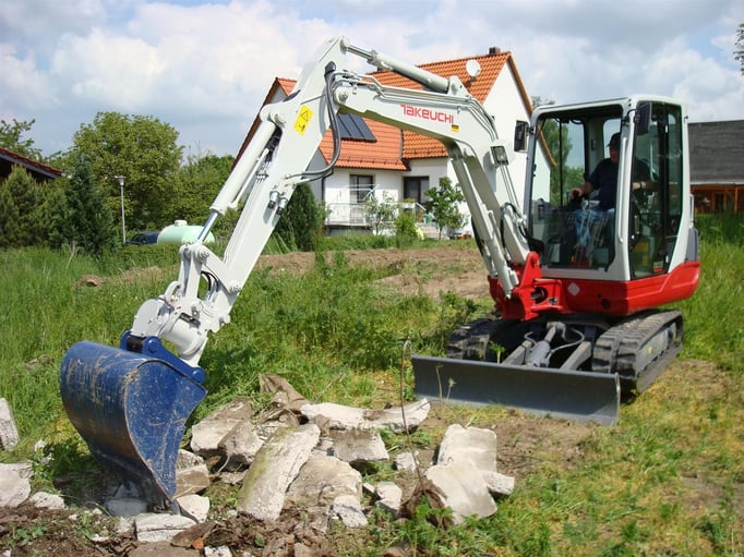Bild: Takeuchi Bagger TB 235 im Einsatz