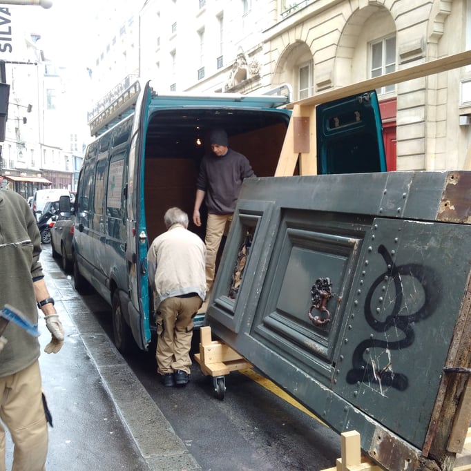 Chargement de la porte cochère
