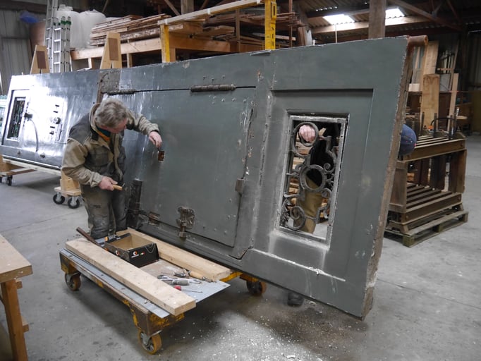 Dépose des éléments de ferronnerie de la porte cochère