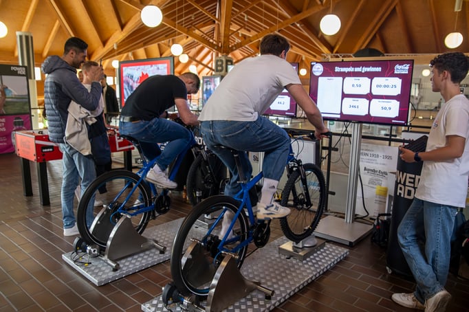 EnergyBikes bei der Coca-Cola Campus Tour in der Mensa einer Uni