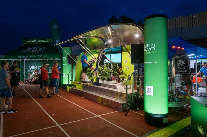 2 CO2-Bikes bei der BR-Radltour auf dem Truck des Bayerischen Rundfunks