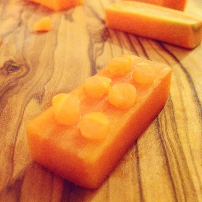 Eine fertige Möhre umgeformt als Legostein.