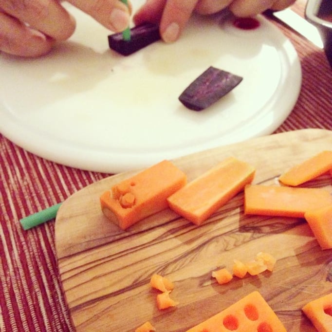 Work in progress: Mit rohen Möhren kann man kaum gut Löcher in die Stücke stanzen, ohne, dass das Gemüse bricht; die Stöpsel werden zum Schluss wieder in die Löcher gesetzt.