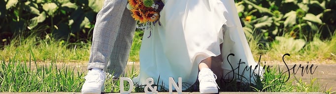 お揃いのシューズを履いてひまわり畑でロケーションフォトウェディング