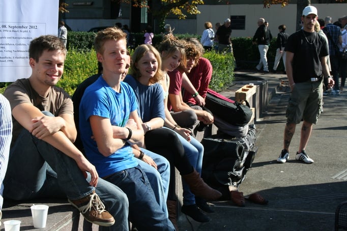 Helferinnen und Helfer beim Zuhören.