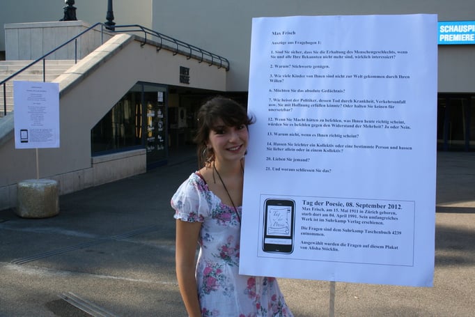 Alisha Stöcklin mit einem ihrer Lieblingsgedichte.