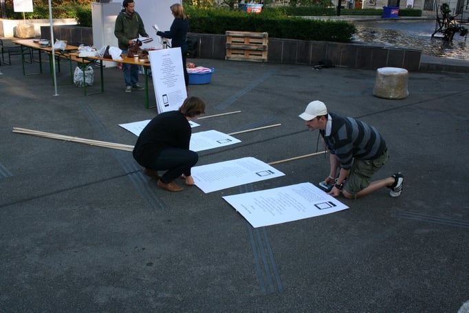 Die Gedichtplakate werden vorbereitet.