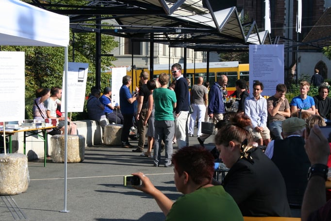 Von Beginn an lauschten interessierte Zuhörerinnen und Zuhörer den vorgetragenen Gedichten.
