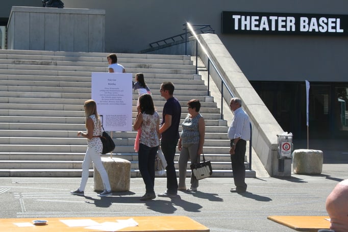 Gedichtplakate auf dem Theaterplatz.