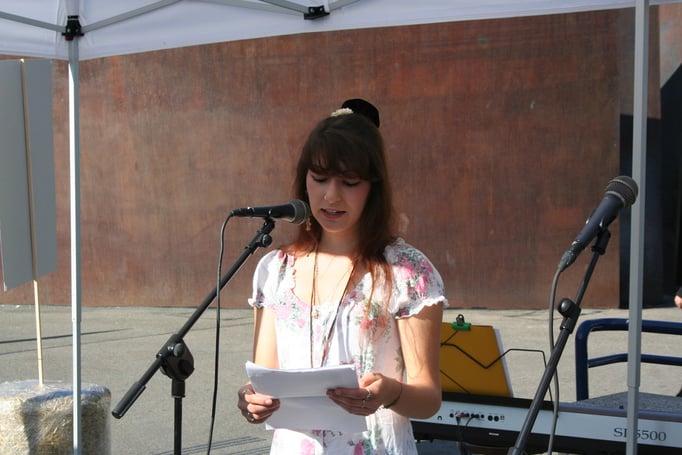 Alisha Stöcklin eröffnet den Tag der Poesie.