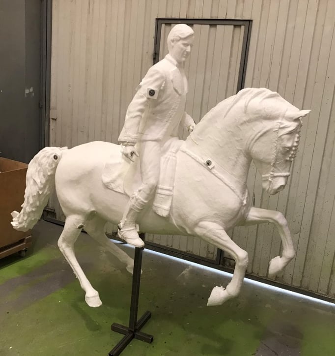 Ampliamos el modelo del artísta a la escala grande de manera que el pueda trabajar despues sobre esta escala la textura etc.  