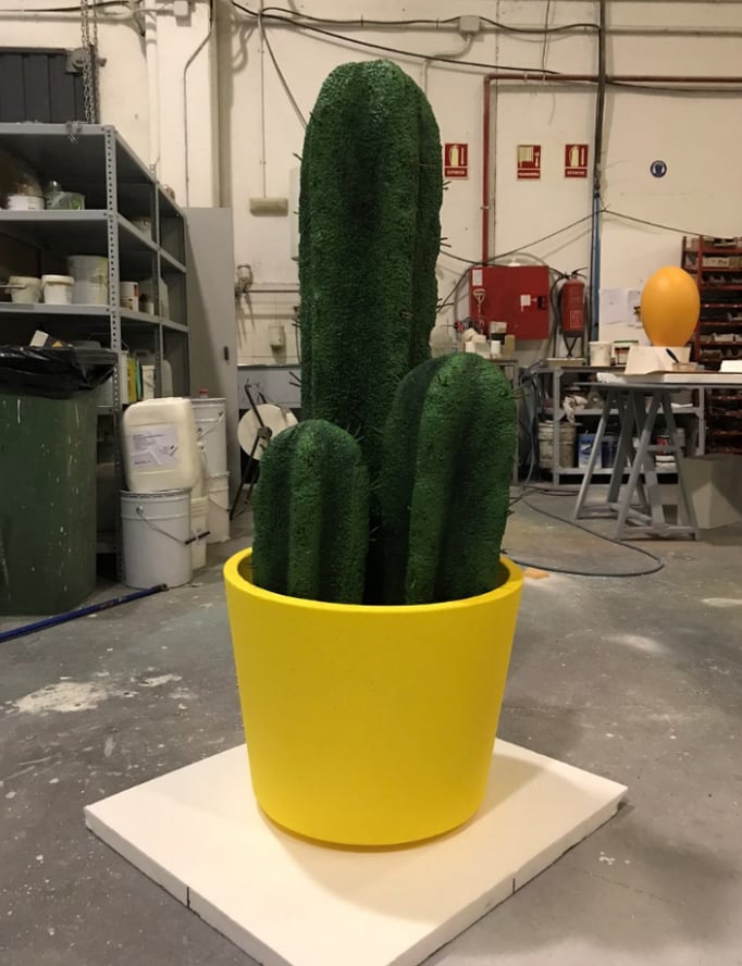 Tiesto con Cactus, Elemento Publicitario de Escenario