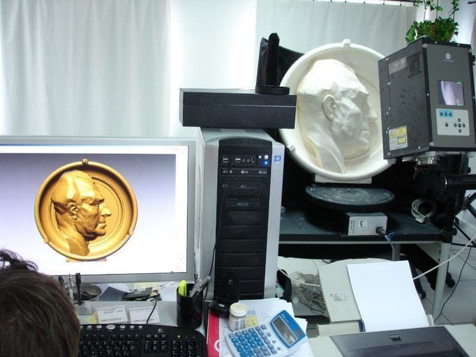 El modelo original del escultor , es escaneado en 3D láser, con precisión. Se pueden introducir modificaciones en el 3D digital , a paetición de escultor: correciones, compensaciones, ajustes especiales, cambio de tipolgía, actualizaciones estilístas ...