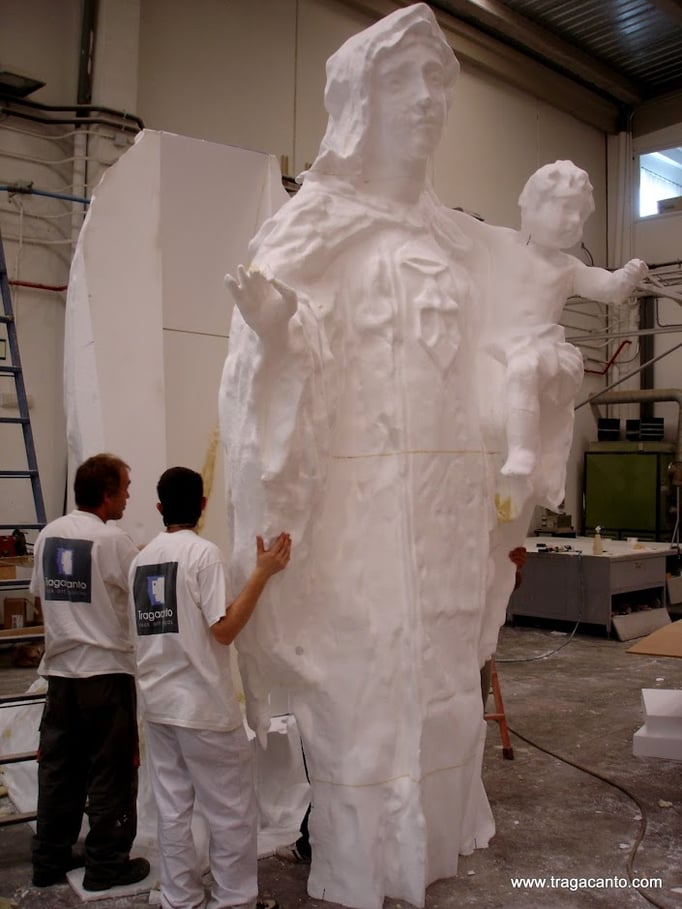 Virgen con Niño, Monumento