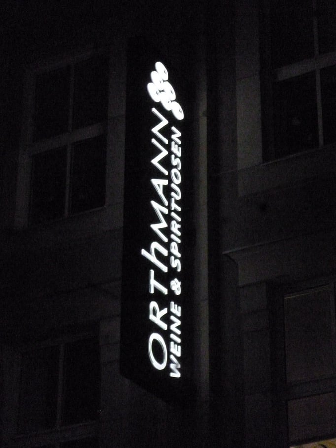 Orthmann Weine, Wuppertal | Leuchtfahne, dekupiert / durchgesteckt