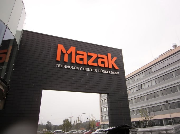 MAZAK, Düsseldorf | beleuchtete Einzelbuchstaben mit einer Höhe von 2,0 m im Profil 4 mit moderner LED-Ausleuchtung - darunter Einzelbuchstaben aus 5 mm starkem, geschliffenen Edelstahl