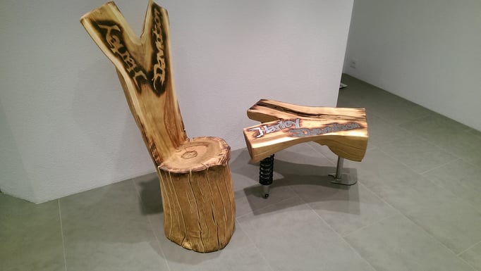 Hocker und Beistelltisch in Apfelholz mit Harley Design