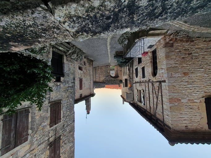 Puycelsi porte pierre moyen age  tarn-et-garonne quercy gites du mas d'aspech 