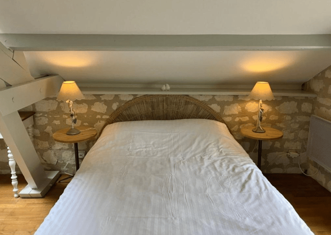 Après : La chambre Mi, poutre peinte en blanc et nouvelle tête de lit en osier