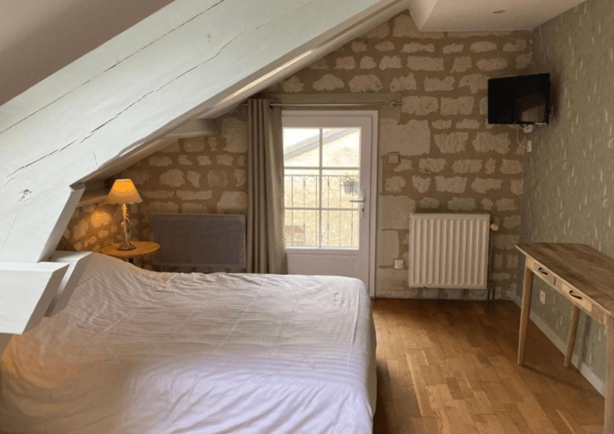 Après : Chambre Mi, poutre blanche et un joli papier peint floral sur le mur