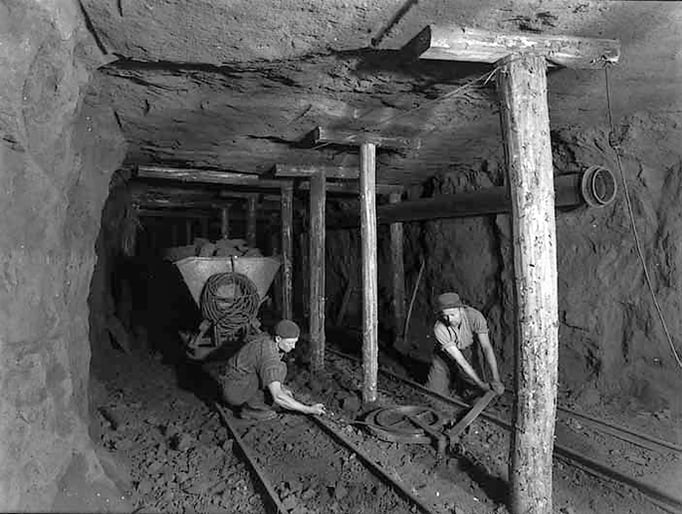 Mittels Seilzug werden die vollen Loren zur Hauptstrecke hinuntergelassen.