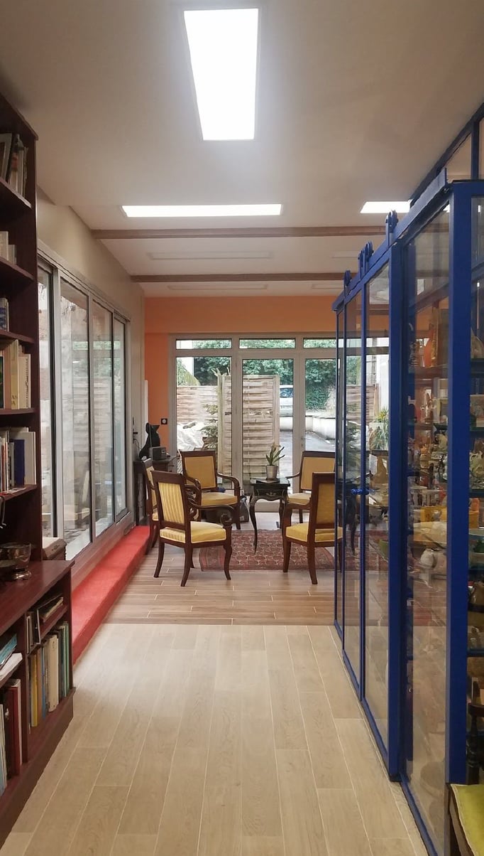 Entrée puis salon/séjour. Démarquation entre les espaces pas les différentes couleur du sol