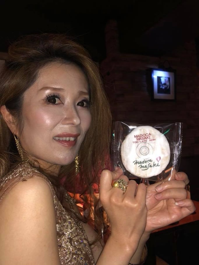 ご本人と「ぷりんたぶるせんべい」のツーショット写真