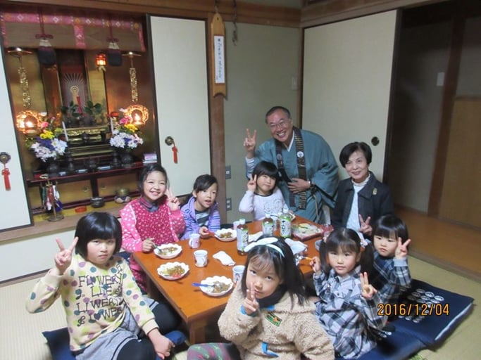 広島・福山の浄土真宗　南光坊でのお斎にて「はい！ポーズ」