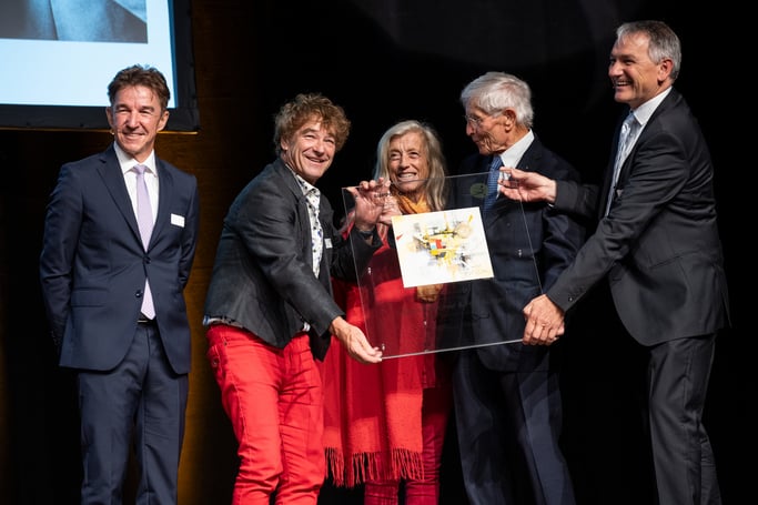 Christian Bühler, Sohn von Fritz Bühler nimmt die Urkunde entgegen.