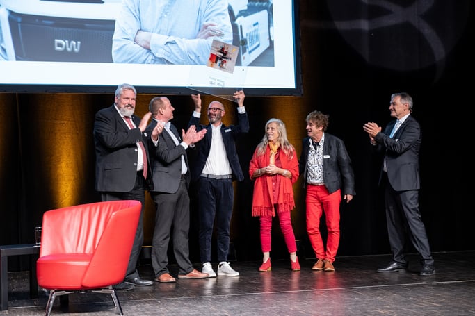 Tobias Wülser wird feierlich die Urkunde übergeben.