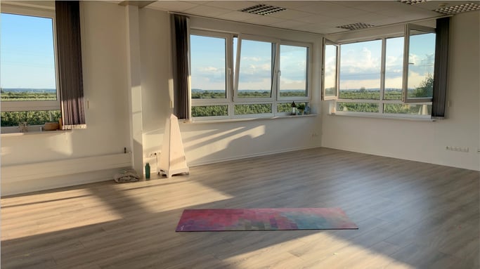 Yoga macht flexibel, trainiert Muskeln und Faszien, klärt den Geist und nährt die Seele. 