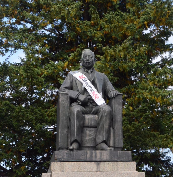 元総理大臣斎藤實の生誕祭（１６５年）で記念講演しました。終了後、水沢公園の銅像で記念撮影。顕彰会手づくりのたすき「祝銅像復元還暦」。戦時供出された銅像が復元され８８年になります。＃斎藤實　＃生誕祭