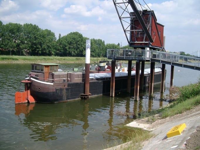 WILLI beim alten Kran am Neckarufer in Mannheim am 15. Juni 2004 © G. Baumgartner