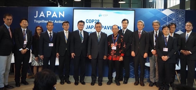 Group photo (centre : H.E., Mr Arifin, Minister of MEMR, Indonesia)  (METI website)