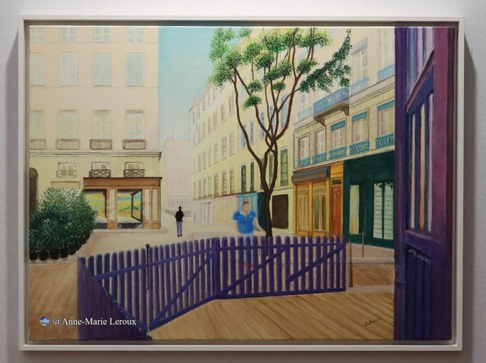 Montagnes entouré d'eau avec des gros nuages .Magnifique marine.