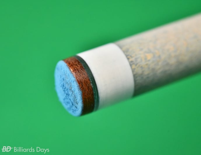 鈴木剛プロのキュー先。「座」はシャフトのもの