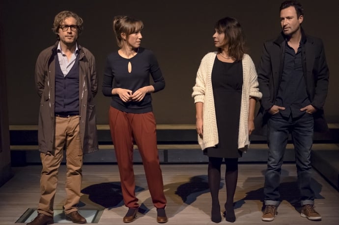 2 couples d'acteurs sur scène