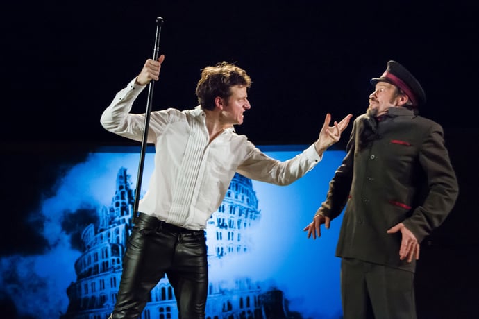 Deux des acteurs de la poèce sur scène lors d'une précédente représentation.