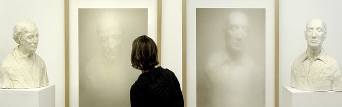 Photo d'une personne visitant la collection Belfius