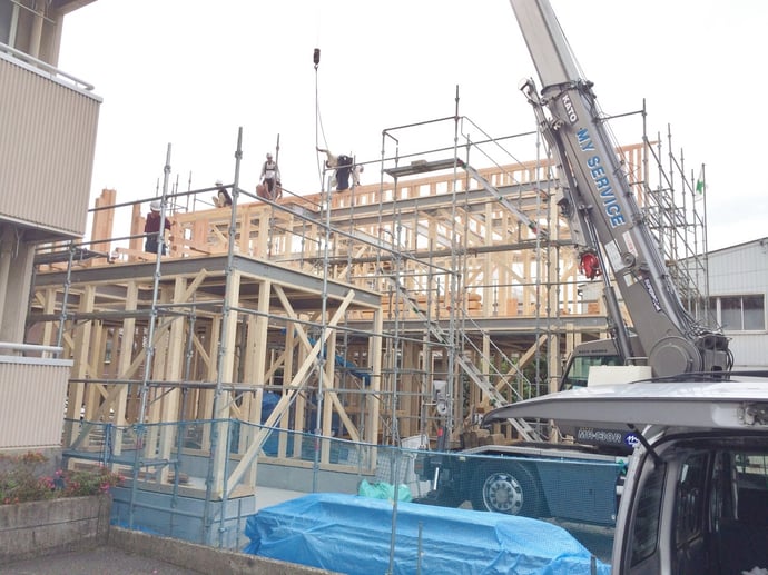 手前に見える低い方はガレージになります